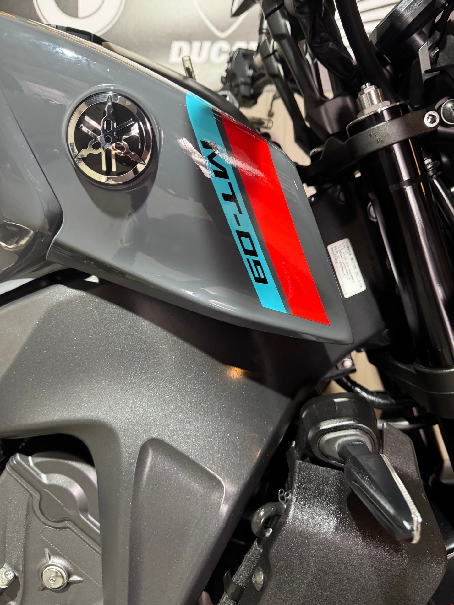 Yamaha MT-09 Ice Fluo 2021 Akrapovic